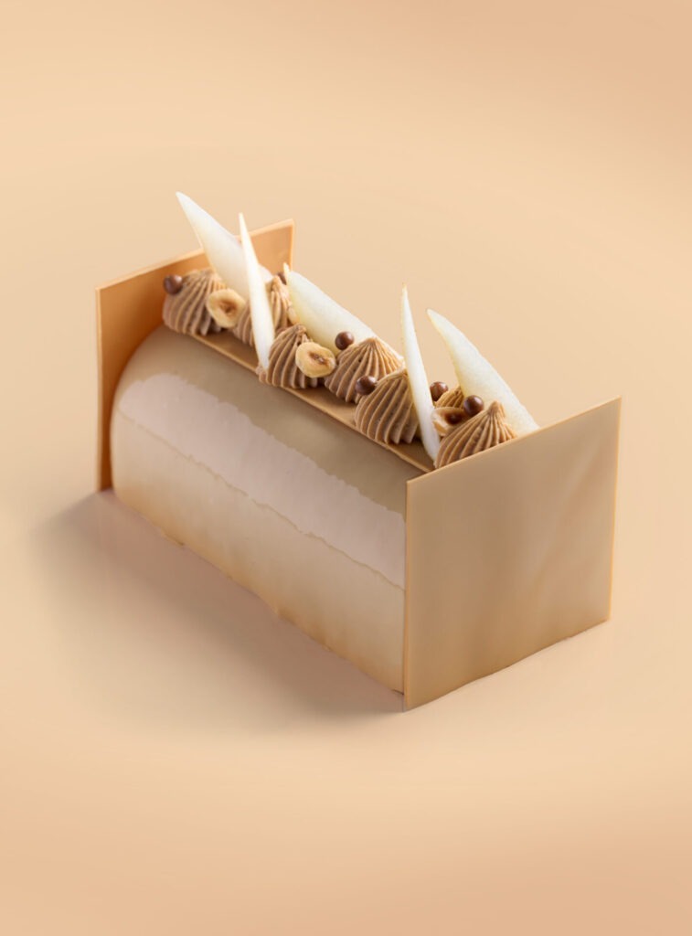 Bûche Poire, Noisette & Fève de Tonka