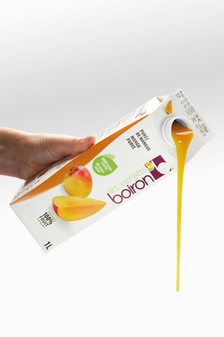 Purée de fruit versée depuis une poche Les vergers Boiron - Les vergers Boiron